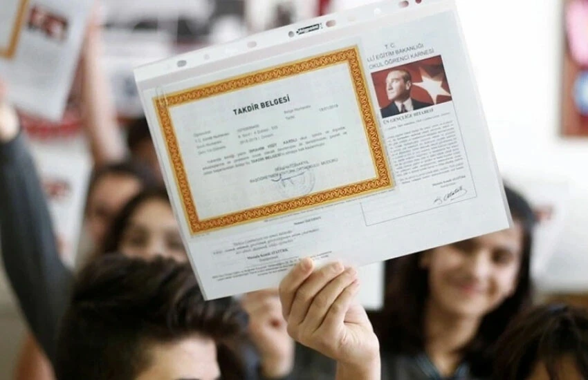 Öğrencilere karne ödülü: Takdir ve teşekkür alana 10 bin 200 TL Öğrencilere karne ödülü: Takdir ve teşekkür alana 10 bin 200 TL